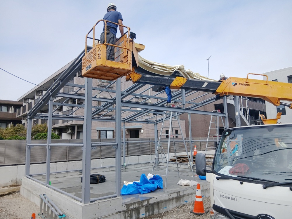 屋根部分までシートを持ち上げ固定位置を確認しながら取り付け作業開始