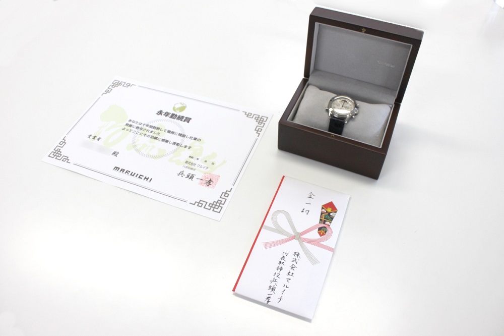 永年勤続賞：節目を記念して贈られる表彰状や記念品