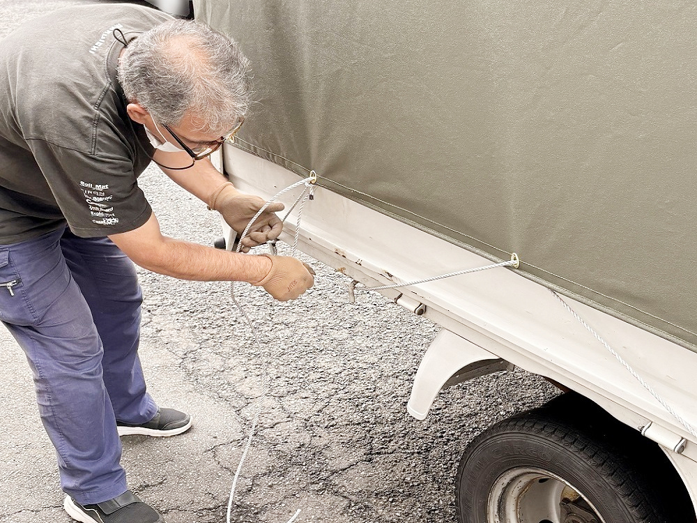 シートをトラック車体へロープでしっかりと装着